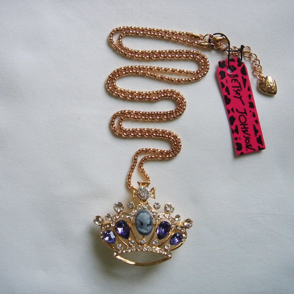 BETSEY JOHNSON NECKLACE CROWN  CAMEO PENDANT